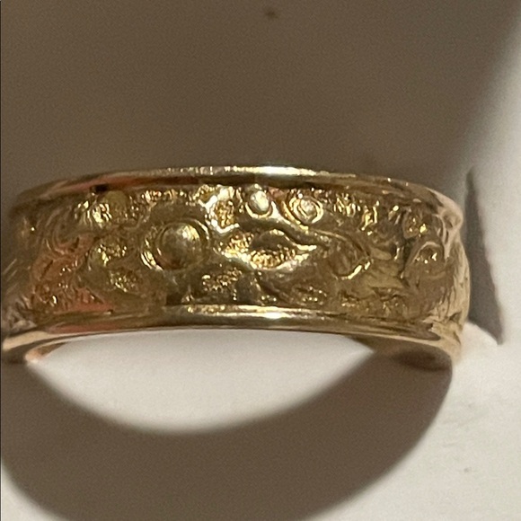 Gold Ring with Engraved Dragon Design (Solid ) Approx. 9 grams - Picture 6 of 14